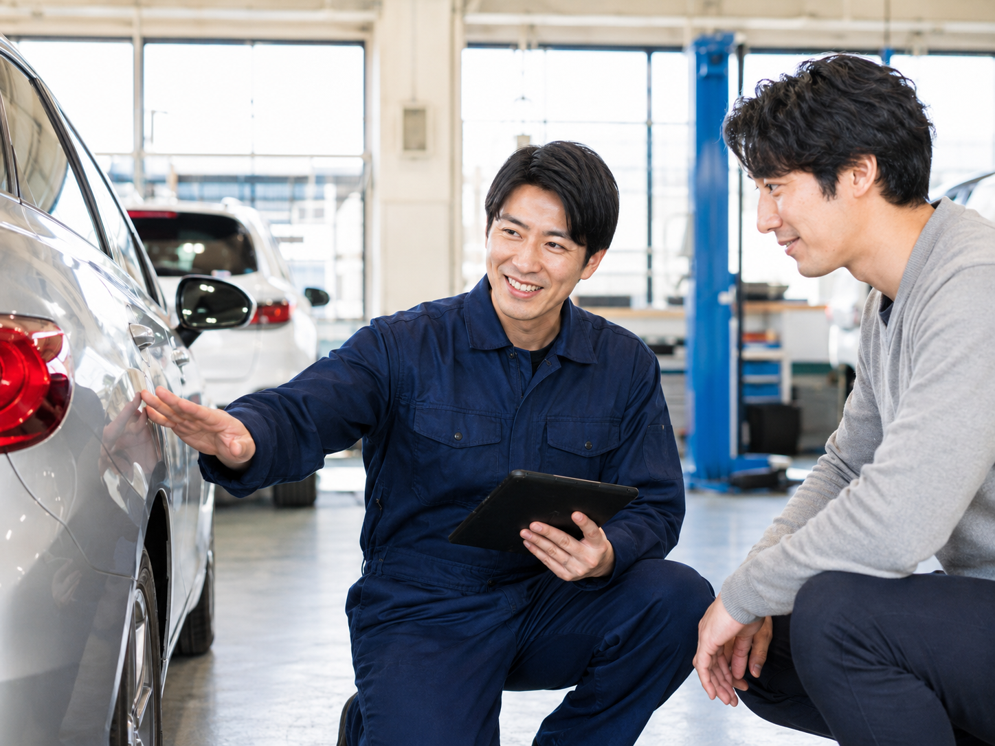 お客様と笑顔で話す整備士